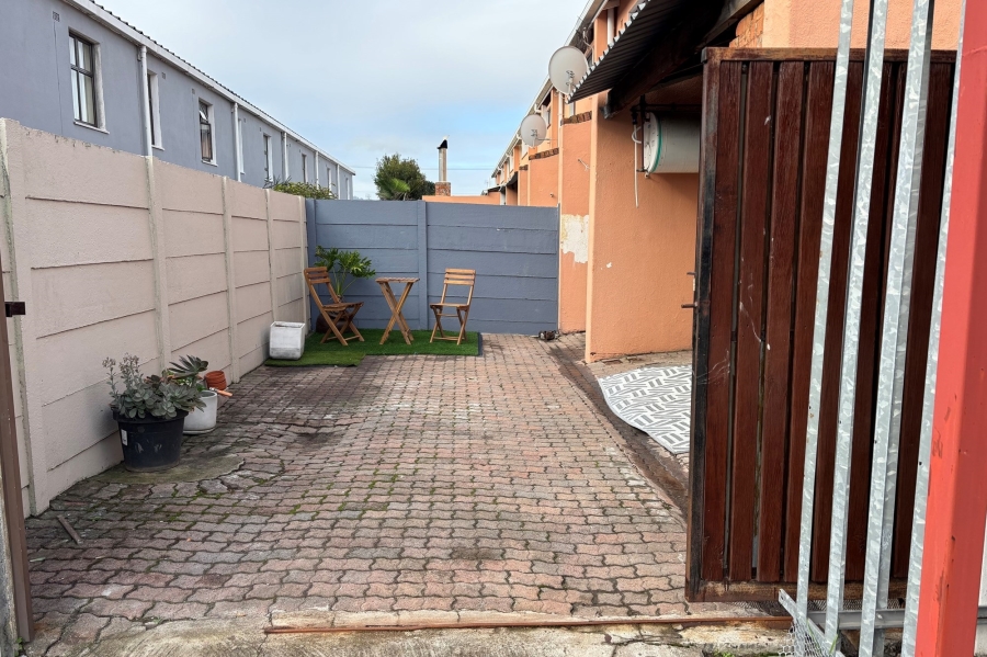 2 Bedroom Property for Sale in Goodwood Estate Western Cape